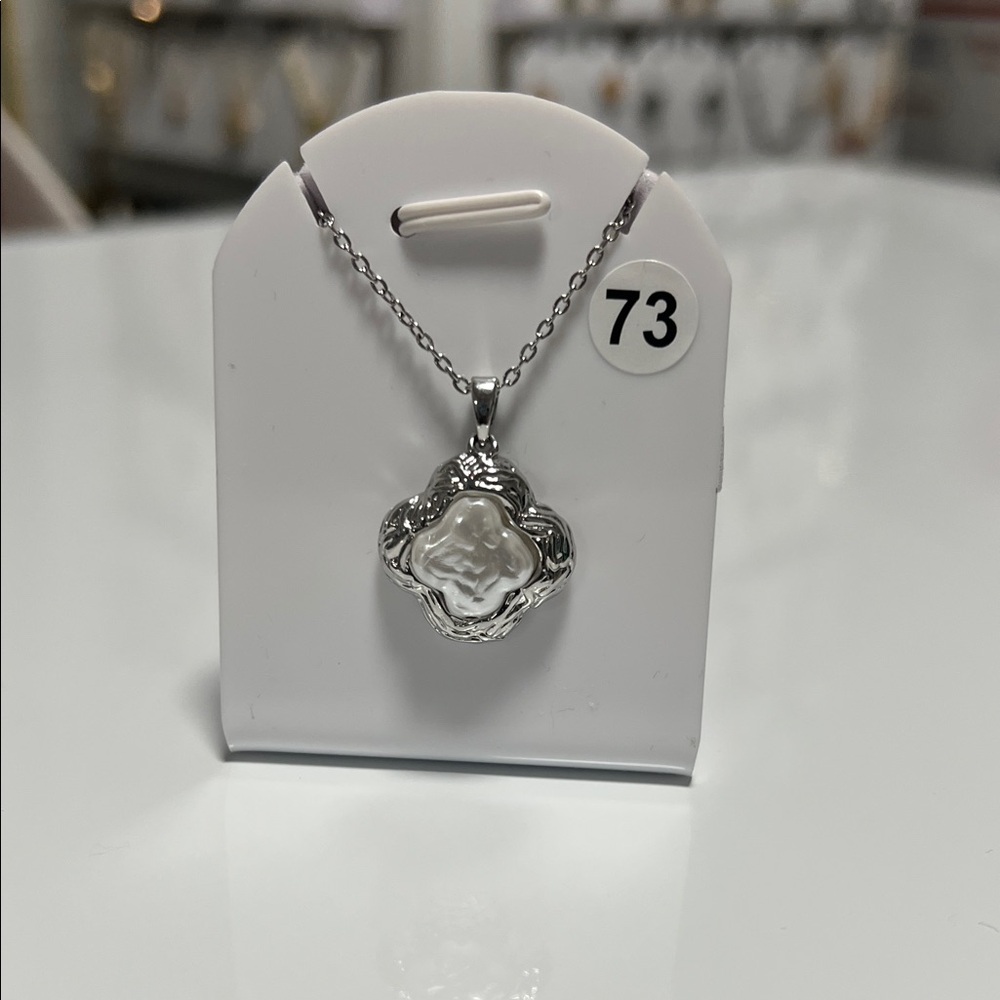 Silver clover pearl necklace